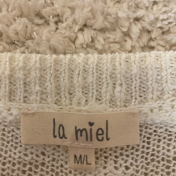 Super cute sweater! Size M/L runs a little small so more like a medium - Picture 2 of 2